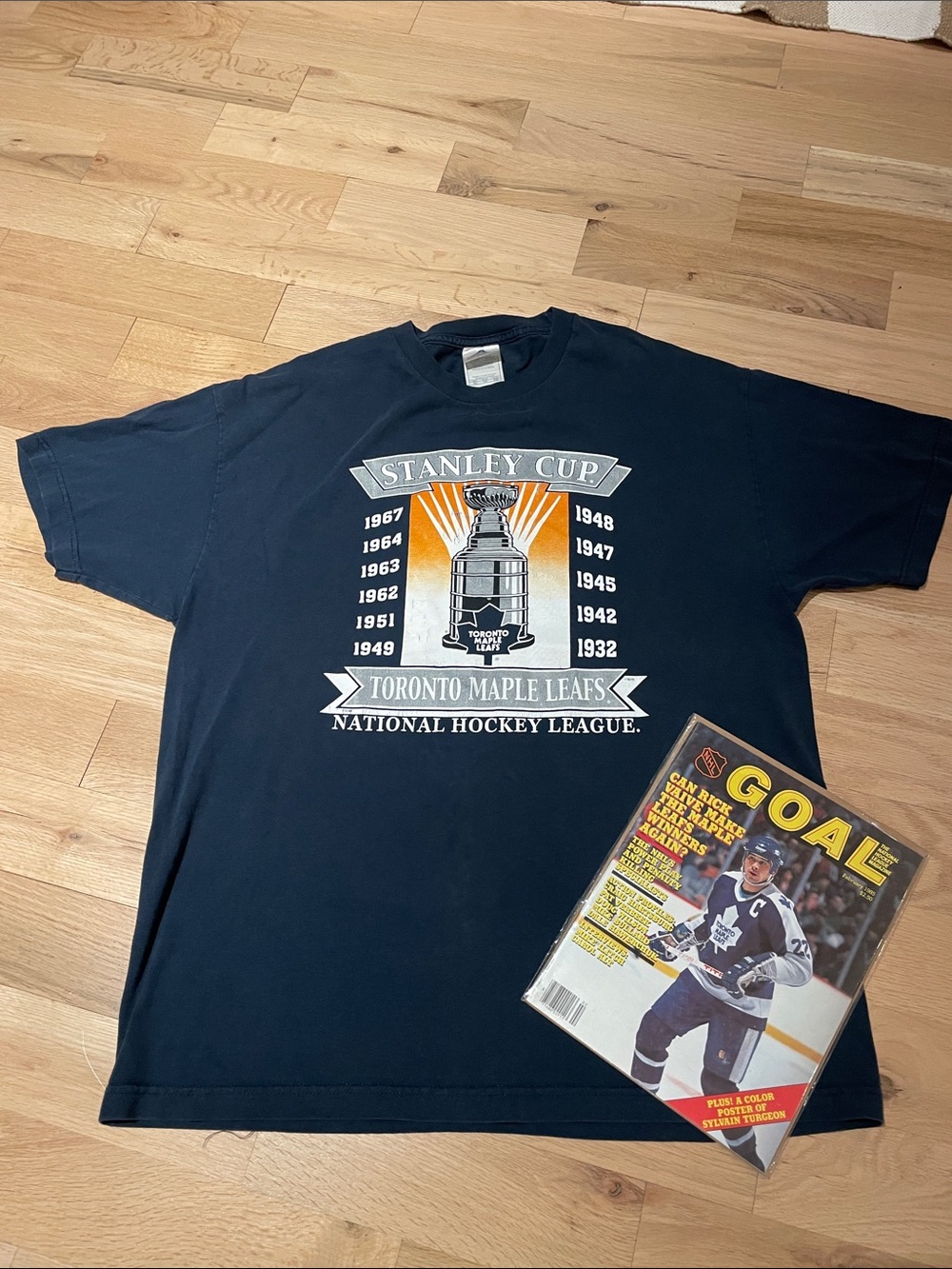 90’s Toronto Maple Leafs T-Shirt and Goal magazine bundle .